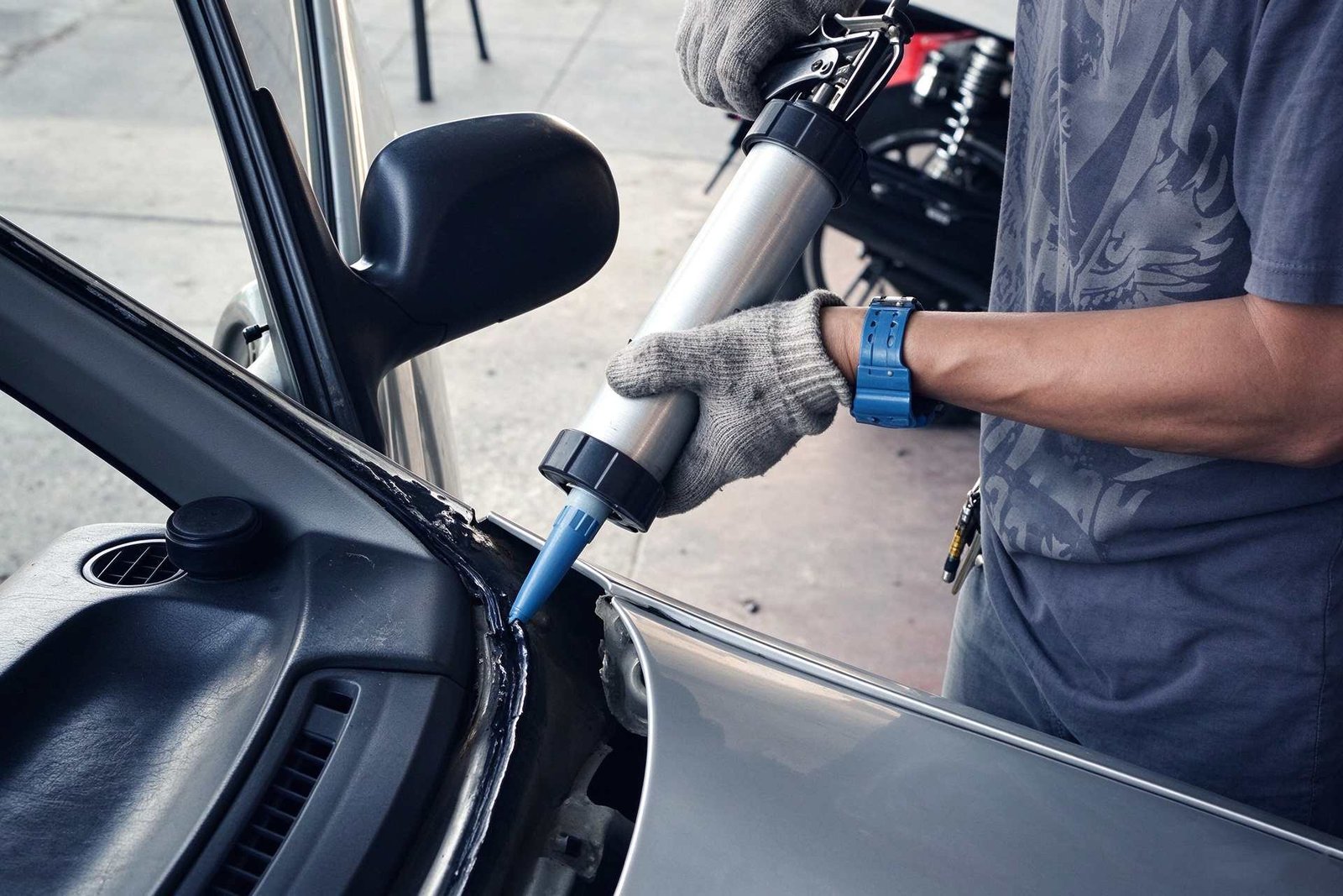 Applying high-viscosity black polyurethane sealant on automotive window frame flange