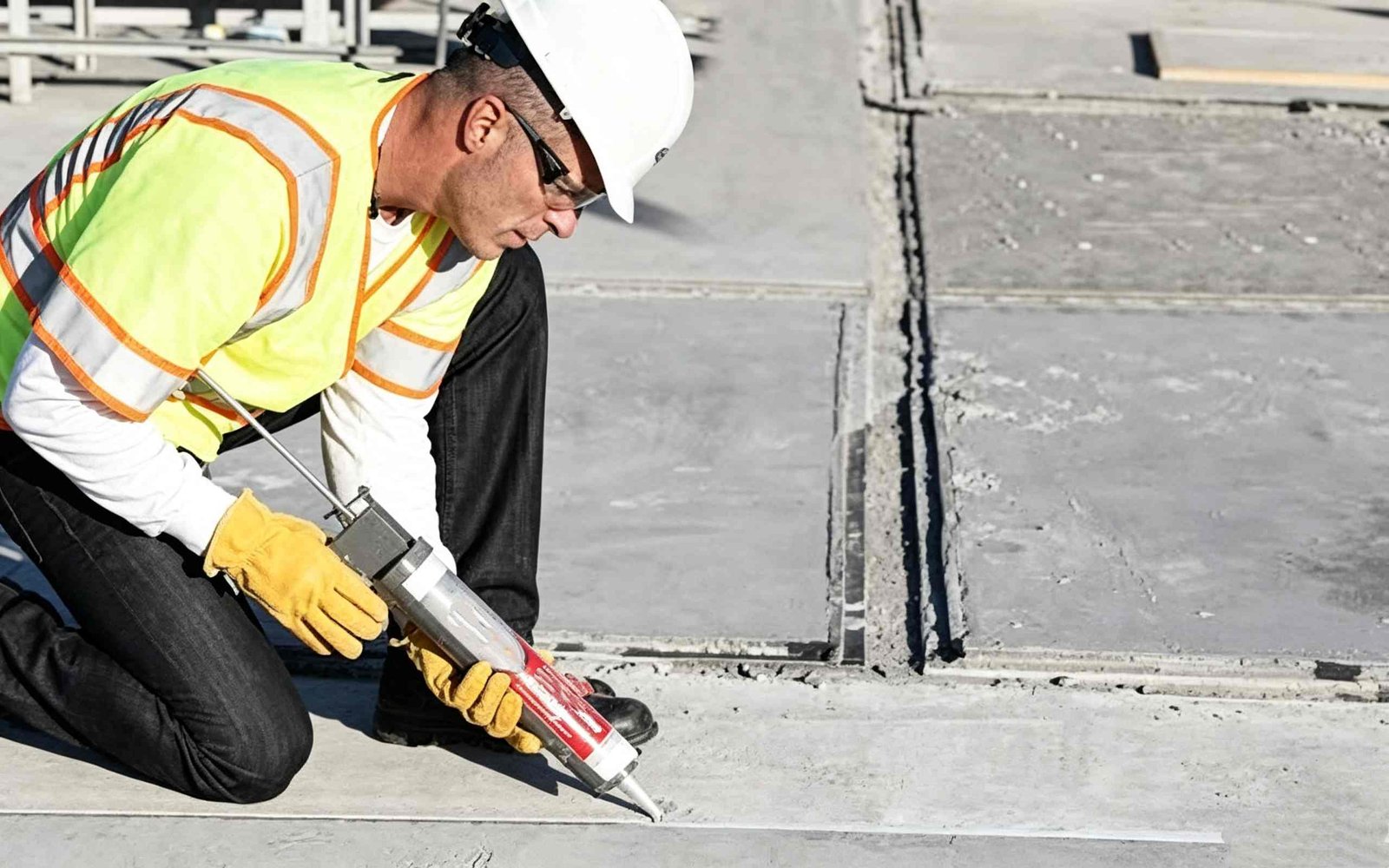 Applying self-leveling polyurethane to horizontal concrete pavement and floor expansion cracks