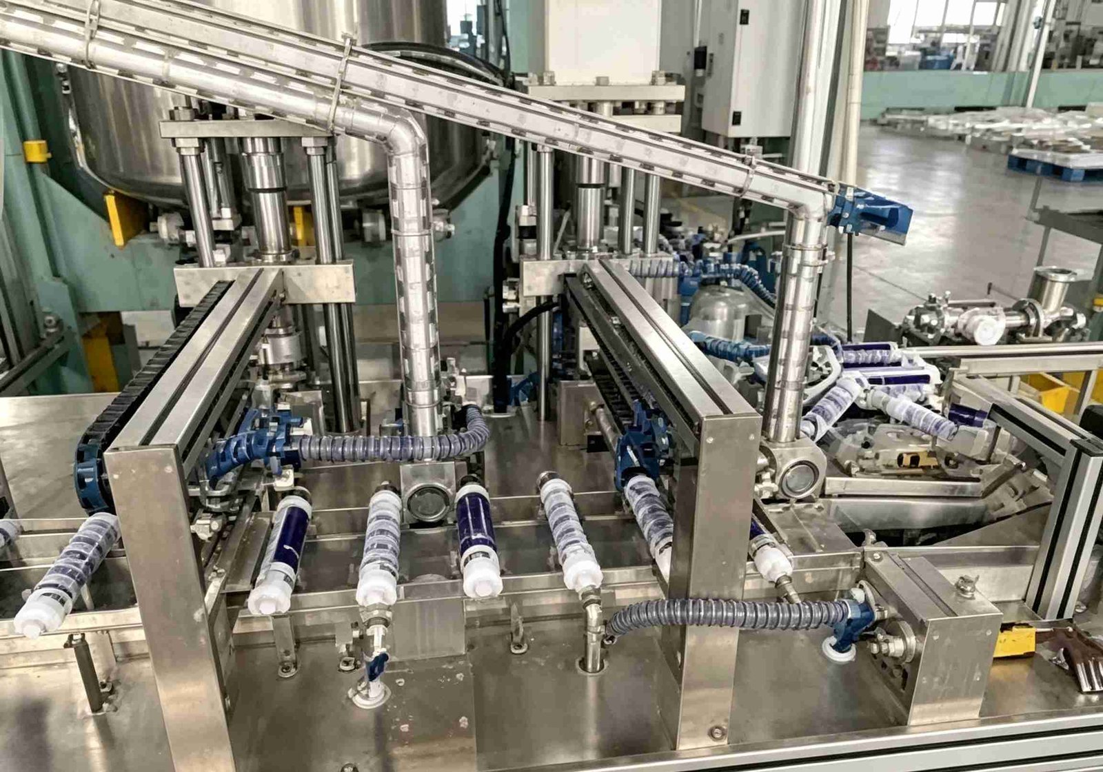 Semi-automatic pneumatic sealant filler used for small batch runs and flexible drum transfer