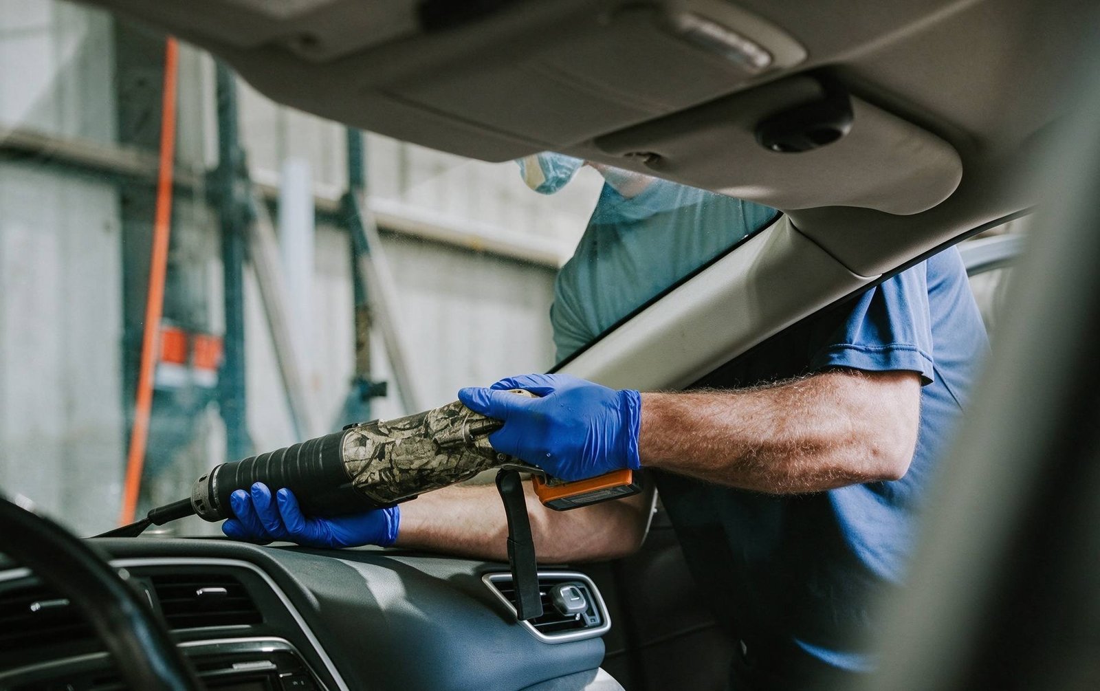 Automotive glazier dispensing direct glazing polyurethane sealant using pneumatic cartridge applicator gun